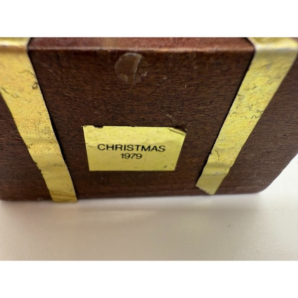 Vintage 1979 Wooden Christmas Ornament Toy Chest Doll Gift Handmade Retro - Picture 5 of 8